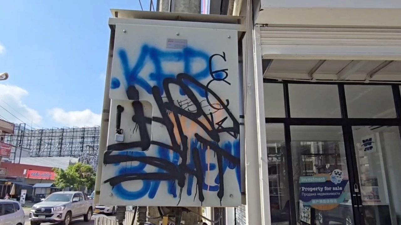 2 ชาวต่างชาติป่วน ตระเวนพ่นสีสเปรย์ใส่ป้าย-ฟุตปาท ในหาดป่าตอง จ.ภูเก็ต