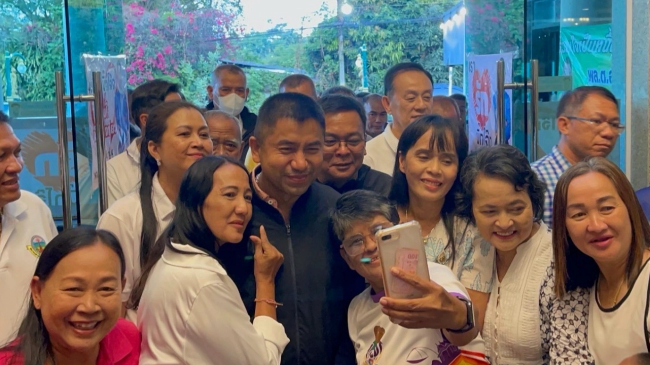 คนเมืองลุงแห่ให้กำลังใจ บิ๊กโจ๊ก นายกสมาคมชาวปักษ์ใต้ ผ่านพ้นอุปสรรค