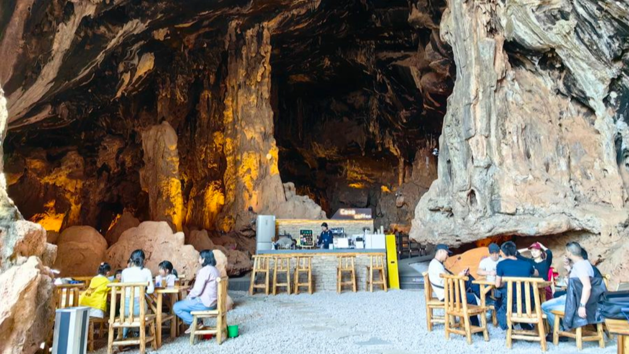สุดเก๋ ร้านกาแฟในถ้ำ จุดเช็กอินแห่งใหม่ที่จีน