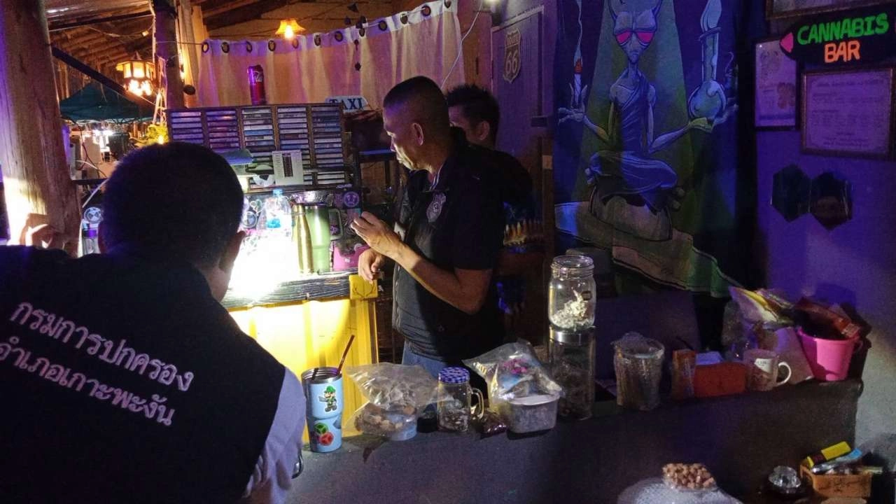 นอภ.พะงัน เปิดปฏิบัติการฟูลมูนสีขาว ลุยหาดริ้น จับ 2 ผู้ต้องหาค้ายา