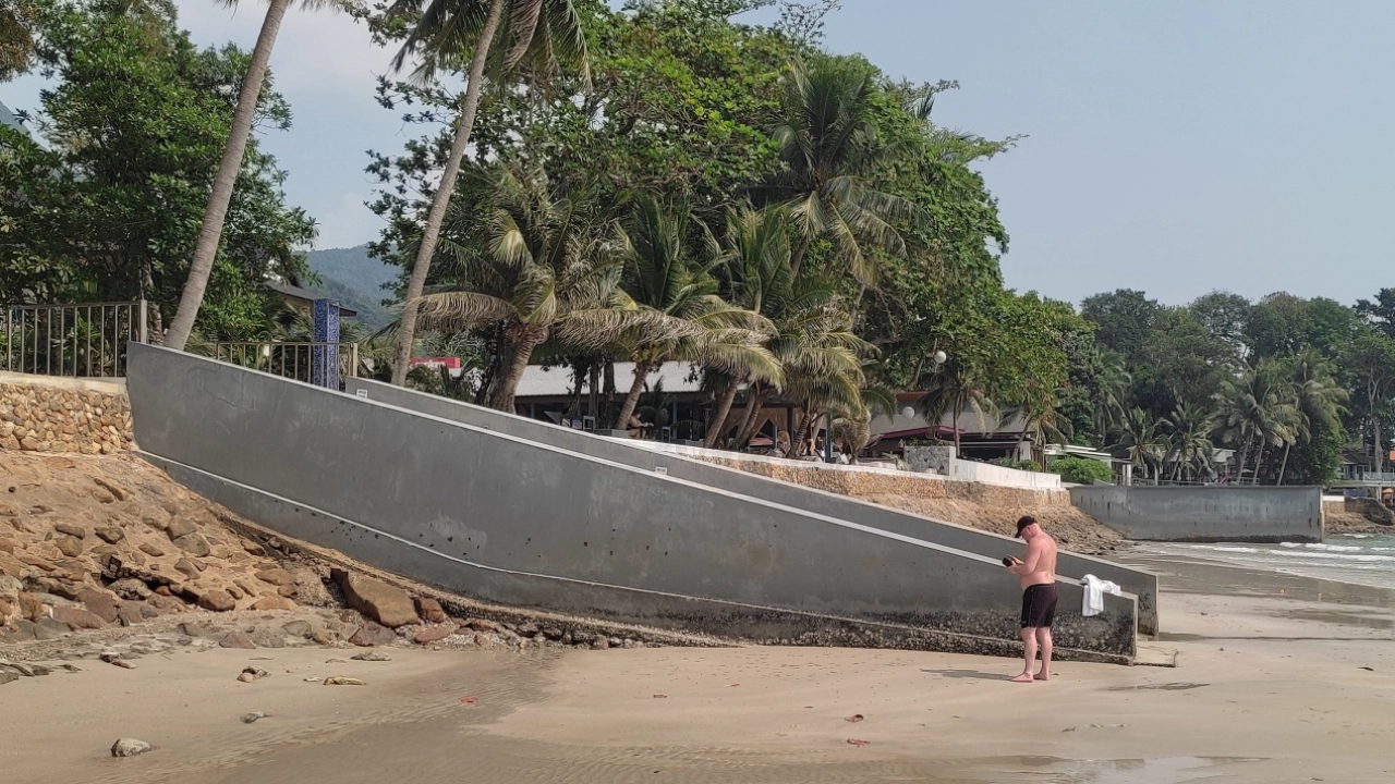 สั่งรื้อ รีสอร์ตบนเกาะช้าง สร้างแท่งคอนกรีตรุกชายหาด