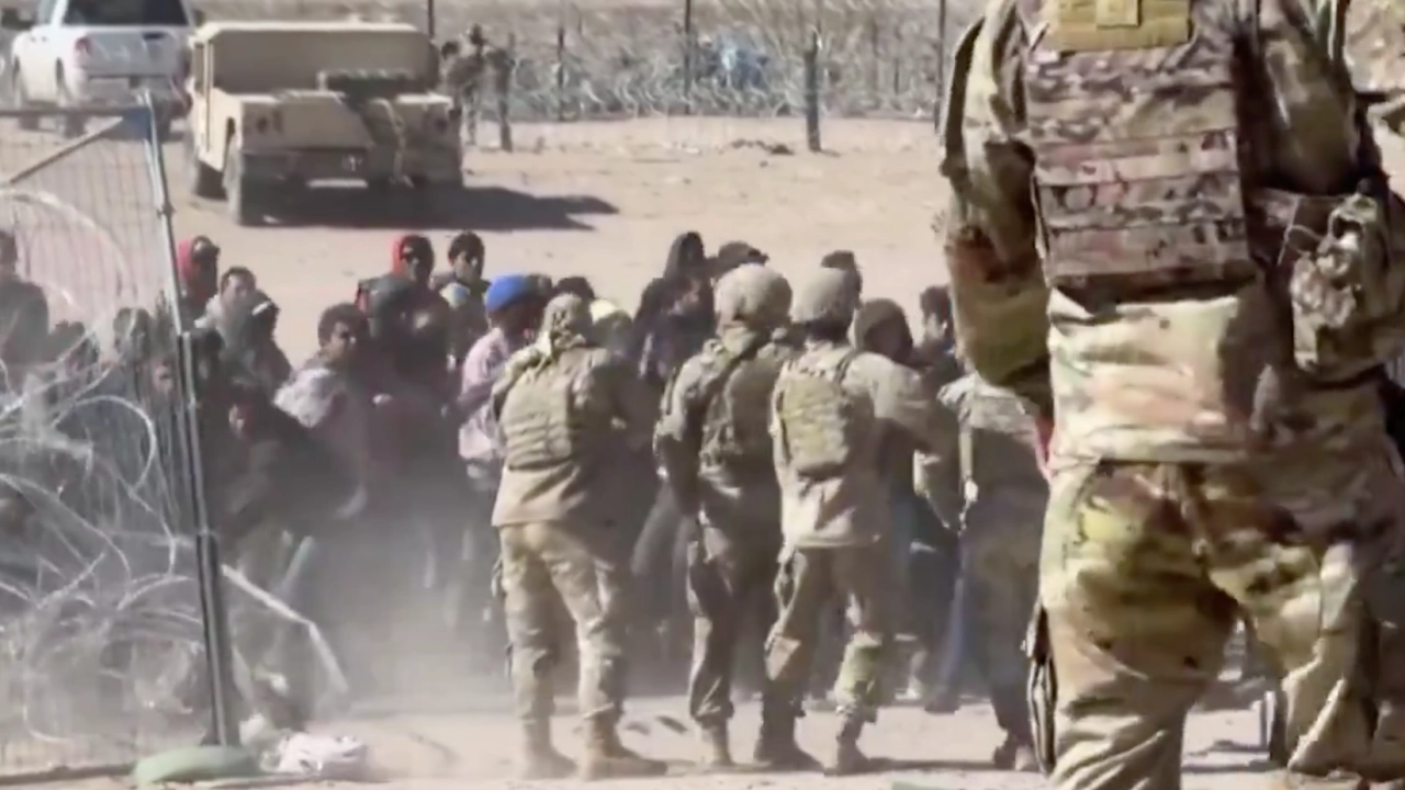 ป่วนชายแดนสหรัฐฯ-เม็กซิโก ผู้อพยพพังรั้วหวังข้ามพรมแดน (คลิป)