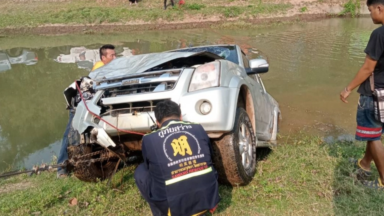 ปิกอัพซิ่ง ชนโค้ชวอลเลย์บอลหญิง กระเด็นตกคลองดับ