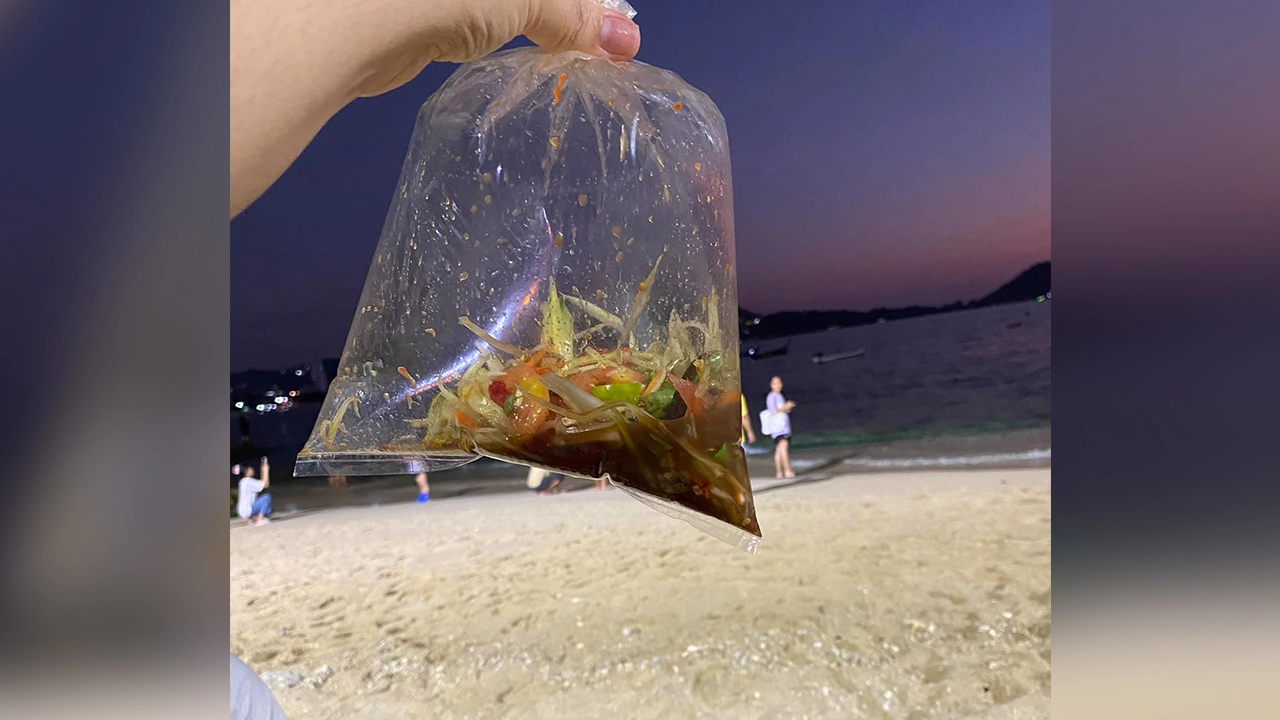 คิดว่าน้ำจิ้ม สาวรีวิว "ส้มตำ" 60 บาท แซวซื้อมาดม ไม่กล้ากิน