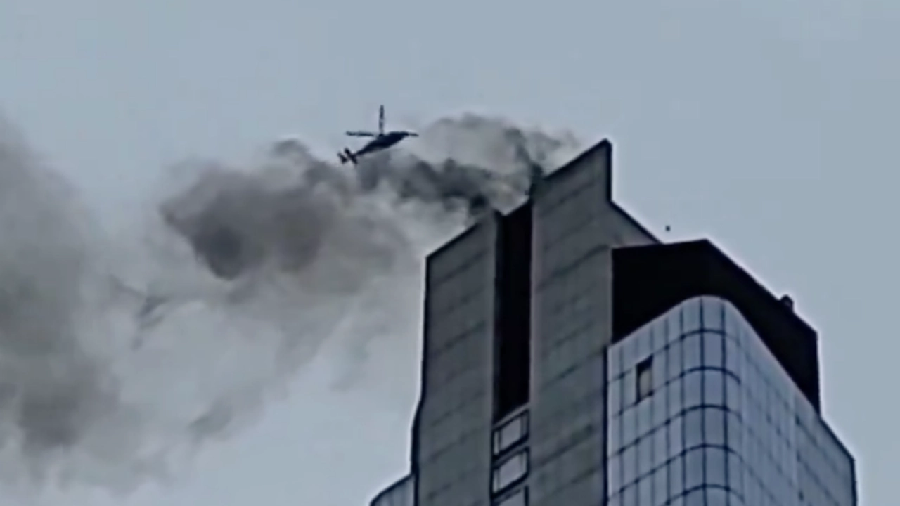 ระทึก ไฟไหม้ยอดตึกสูงระฟ้า ใกล้ที่ตั้งของตึกเวิลด์เทรดเซ็นเตอร์ในสหรัฐฯ (คลิป)