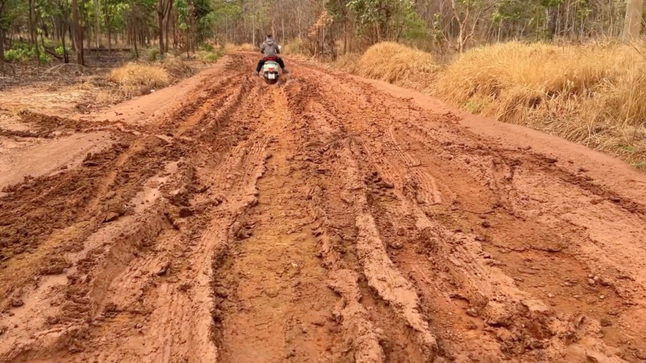 ชาวบ้านสุดทน "ถนน" ทางเข้าหมู่บ้านเละเป็นโคลน ฝนตกทีไรสัญจรลำบาก