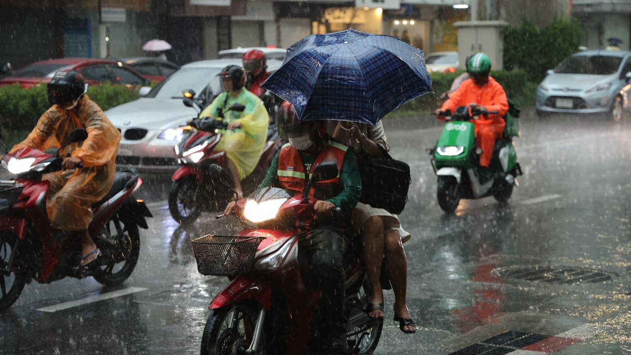 “ชัชชาติ” สั่งทุกเขตลงดูจุดเสี่ยงให้ทั่วถึง ติดตามสถานการณ์ฝนช่วงเย็น-ค่ำ