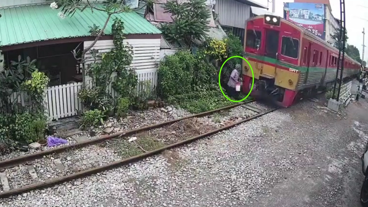 รถไฟแม่กลองชนดับ ตา 74 หูไม่ดี กำลังจะย้ายไปอยู่บ้านใหม่ในสวน