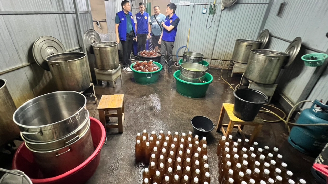 ผงะ โรงงานผลิต 4x100 น้ำกระท่อมผสมแก้ไอที่บางละมุง 