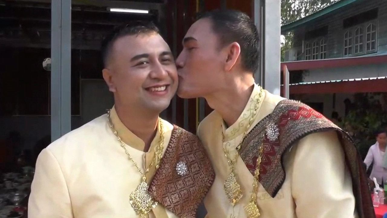 หนุ่มใหญ่วัย 57 เป็นเจ้าสาวให้หนุ่มรุ่นน้อง ไม่เอาสินสอด แถมให้วัว 2 ตัว