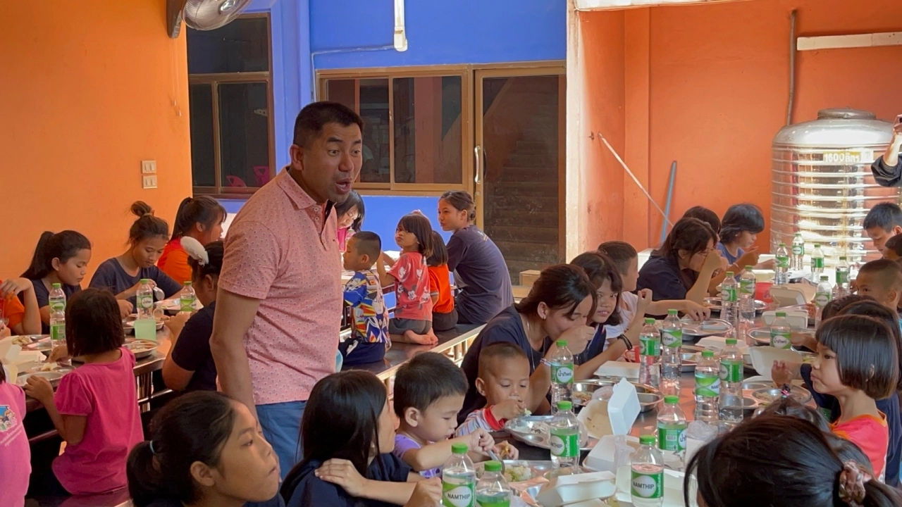 "บิ๊กโจ๊ก" ลาพักร้อน เลี้ยงอาหารกลางวันบ้านพักเด็กและครอบครัวกรุงเทพฯ