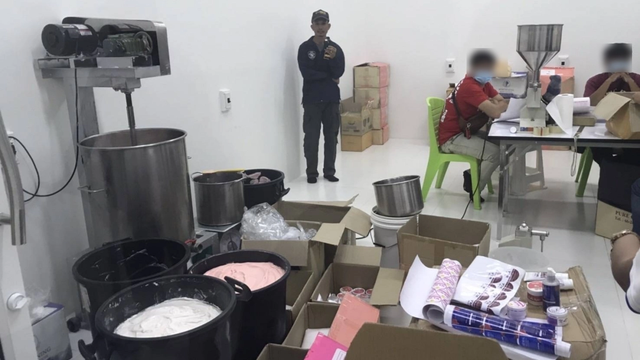 ทลายแหล่งผลิตเครื่องสำอางเถื่อน "กวนเอง-เนื้อครีมละเอียด" ขายออนไลน์