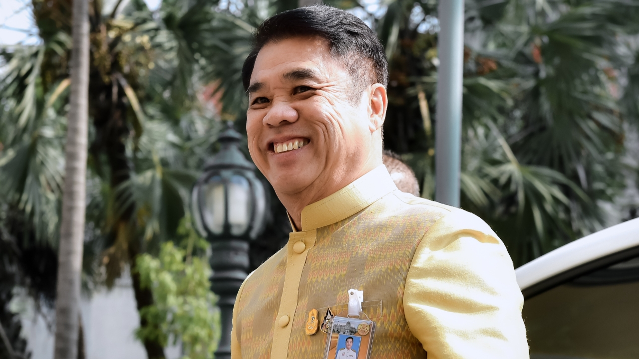 “สุริยะ” โต้ “สุรเชษฐ์” ปมรถไฟฟ้า 20 บาท ปัดหารือ “ทักษิณ” หลังร่วมรดน้ำดำหัว