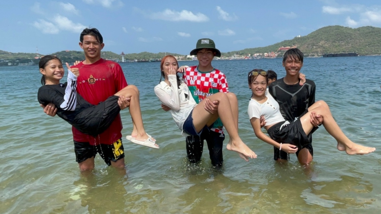 นทท.แห่ร่วมงาน อุ้มสาวลงน้ำ สืบสานประเพณีสงกรานต์เกาะสีชัง 