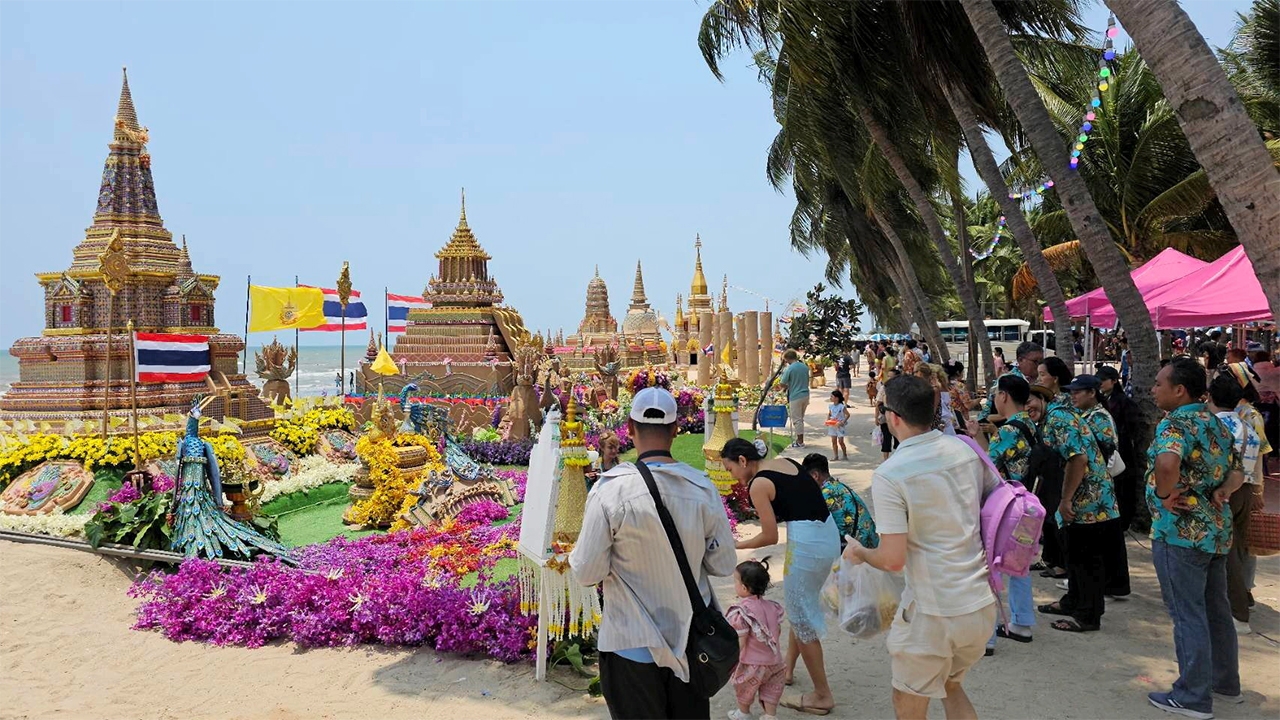 สนุกสงกรานต์ ไหล-บางแสน "ก่อเจดีย์ทราย" 6 วันดับ 243 ศพ