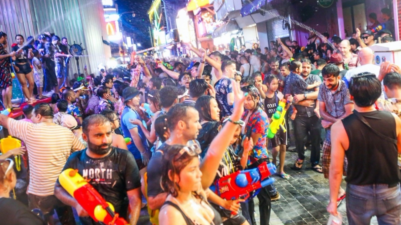 สงกรานต์ 2567 วันไหลพัทยา ปิดถนนชายหาด นักท่องเที่ยวหลั่งไหลเล่นสาดน้ำ 