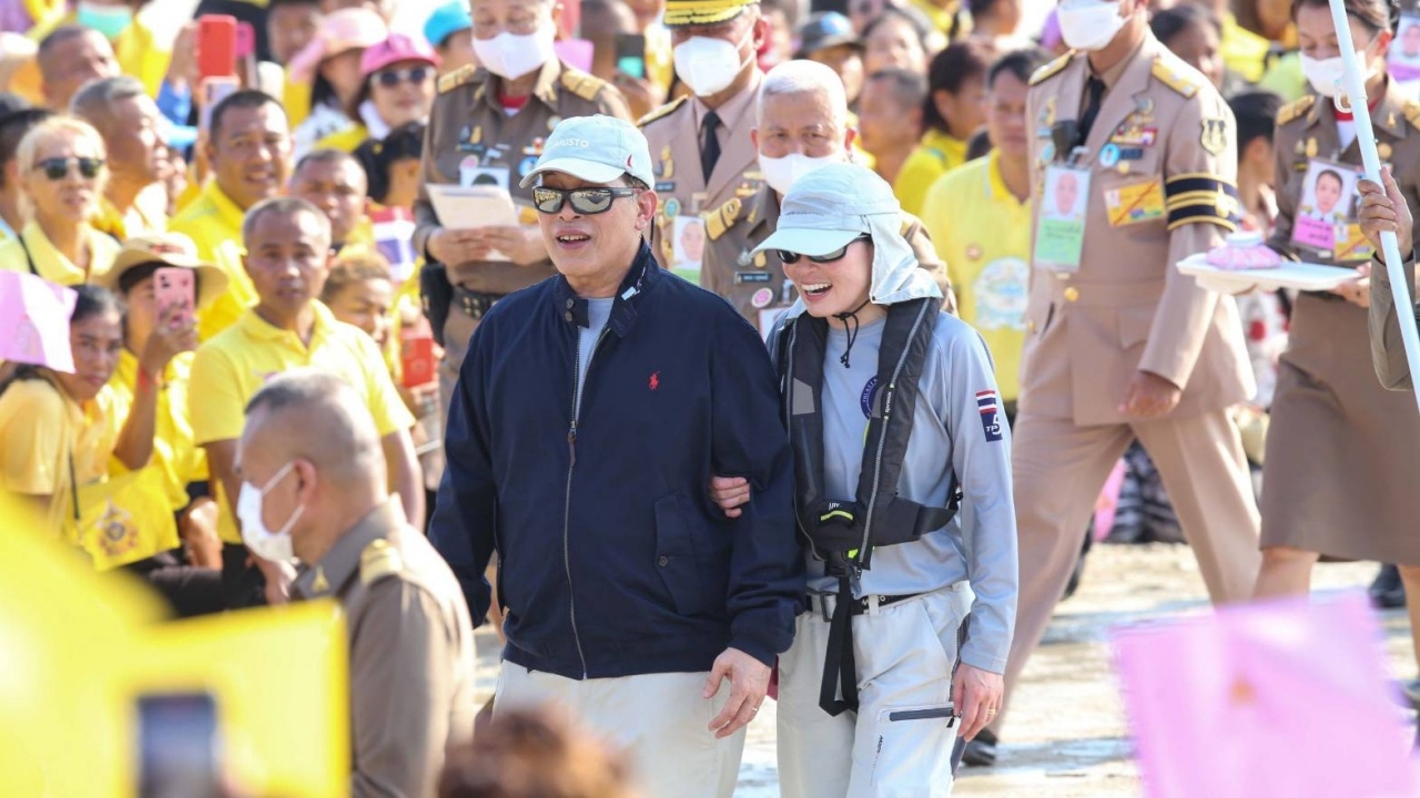 "ในหลวง" พระราชทานรางวัลการแข่งขันกีฬาเรือใบข้ามอ่าว "พระราชินี" ทรงนำทีมวายุชนะเลิศ