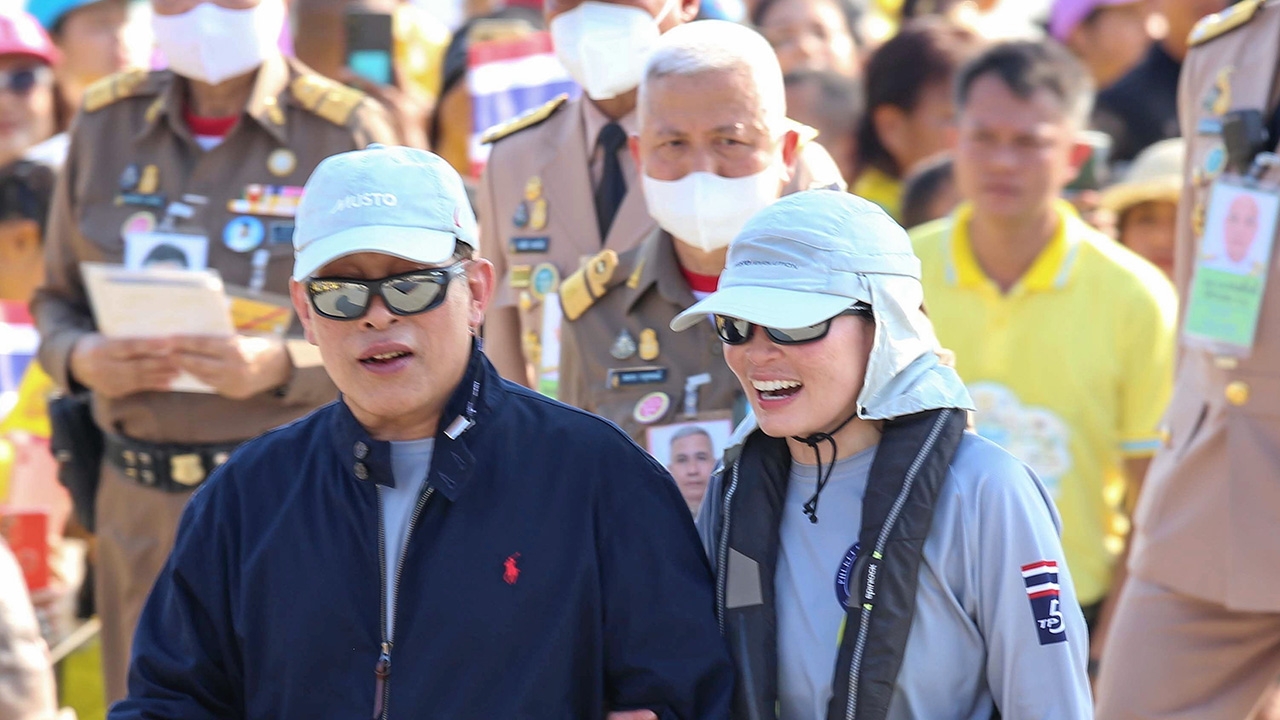 ในหลวง เสด็จรับ พระราชินี หลังเสร็จสิ้นการแข่งขันเรือใบ