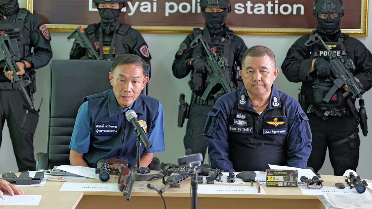 จับปืน "สจ.หม่อง" คนดังแม่กลอง ถูกแจ้ง-ซ้อม นิยมศาลเตี้ย ปราบยานรก