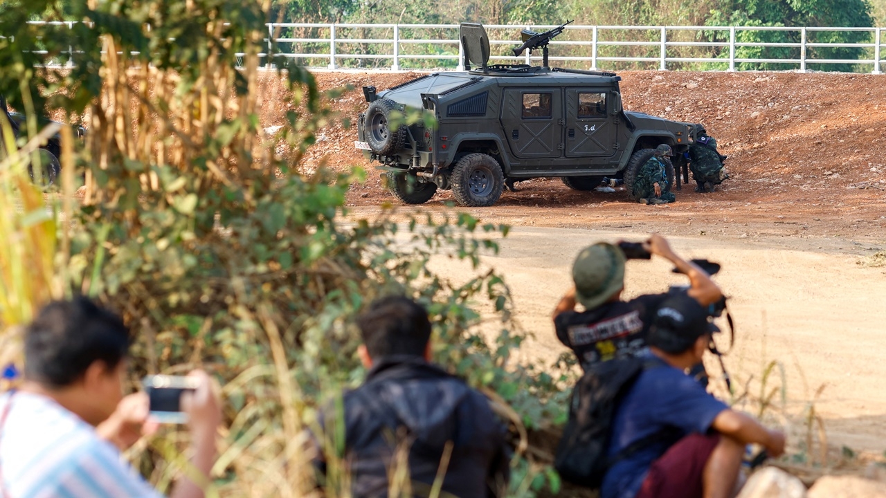 สื่อนอกตีข่าว กบฏรุกหนักไล่บี้ทัพเมียนมา ชาวบ้านนับพันแห่หนีเข้าไทย