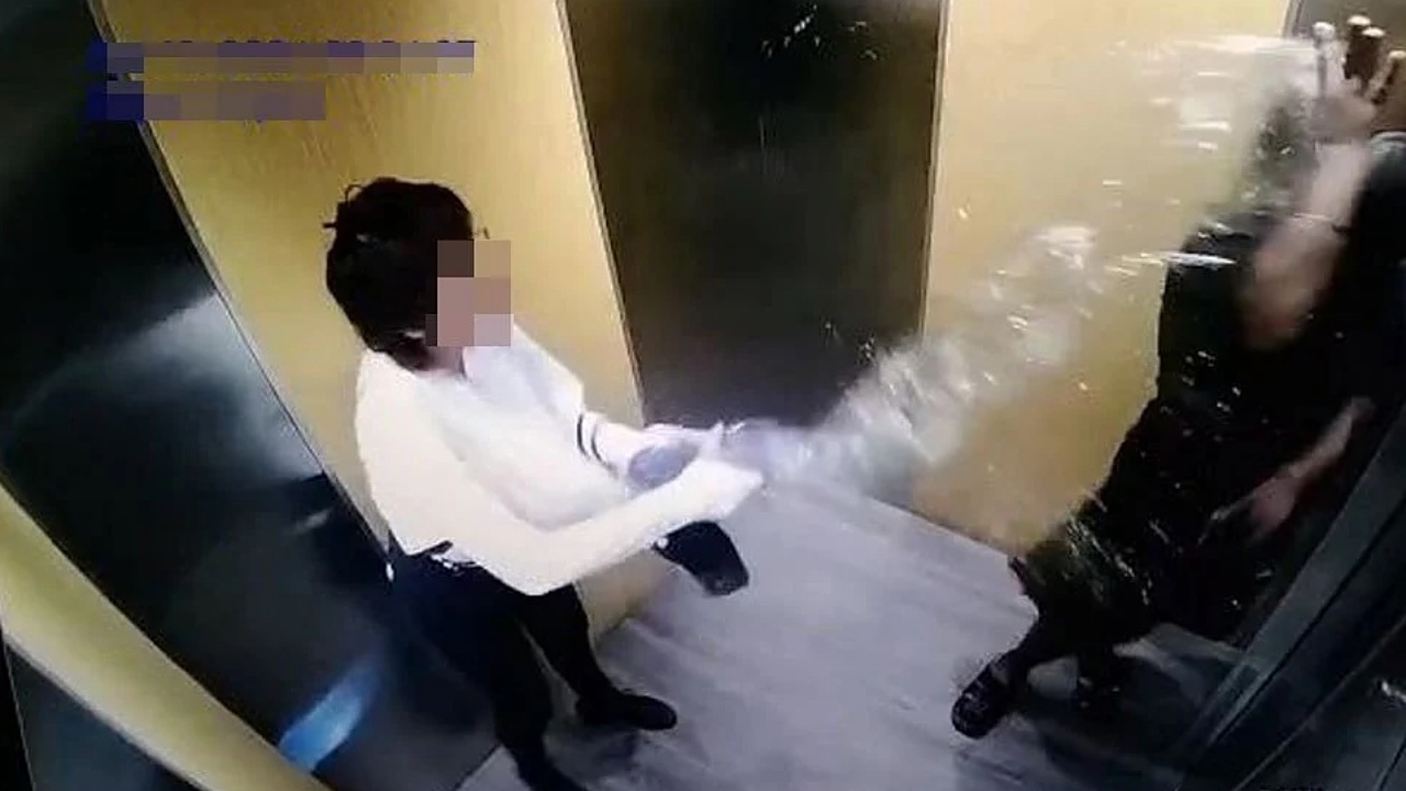 ตำรวจมาเลเซียรวบหญิงก่อเหตุสาดน้ำร้อนใส่ชายดาวน์ซินโดรมในลิฟต์ (ชมคลิป)