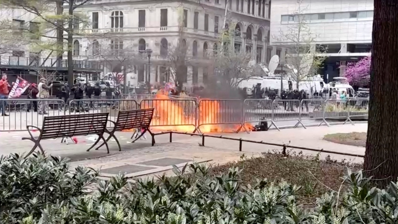 สยอง หนุ่มคลั่งจุดไฟเผาตัวเองหน้าศาลนิวยอร์ก ขณะตัดสินคดีทรัมป์ (คลิป)