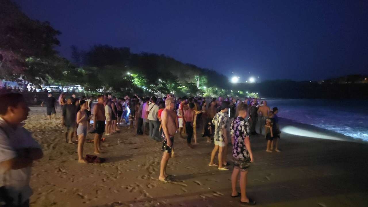 ภูเก็ต 3 นทท.ไทย ถูกคลื่นซัดลอยกลางทะเล จนท.นำเจ็ตสกีช่วย รอดหวุดหวิด