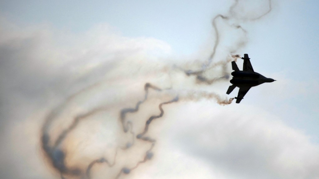 ทัพพม่าทิ้งบอมบ์กว่า 150 ลูก ถล่มหนักใกล้สะพานมิตรภาพ หลัง KNU ยึดเมียวดี