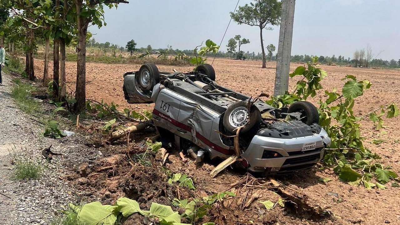 หนุ่มคลั่งถูกคุมตัว ระหว่างทางแย่งพวงมาลัย รถพลิกคว่ำ ตร.ดับ 1 เจ็บ 3