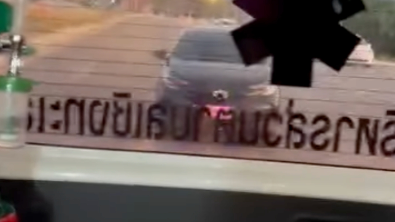 เจ้าหน้าที่ตัดพ้อ เก๋งดำสวมรอยญาติผู้ป่วย ขับจี้ท้ายรถกู้ภัย เตือนอันตราย