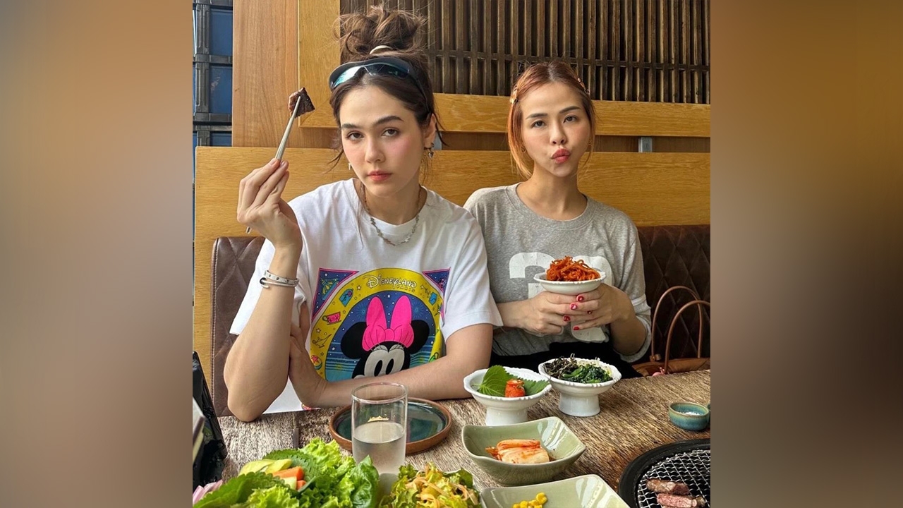 ชมพู่ อารยา ไขข้อสงสัย ทำไมใช้สรรพนามสุดแปลกกับ พลอย ชวพร เพื่อนซี้