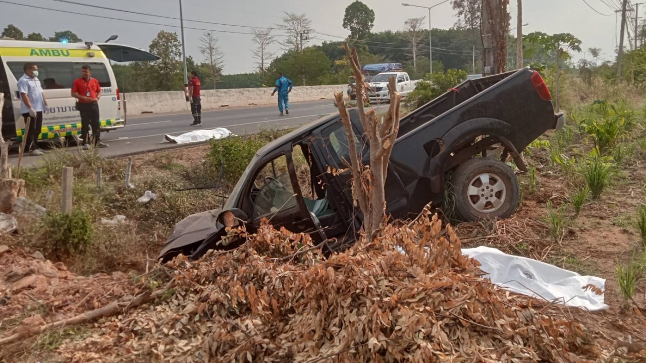 ปิกอัพตกถนนชนท่อ ดับ 2 ศพ คันหลังยืนยัน เห็นคนขับหลับคาพวงมาลัย 