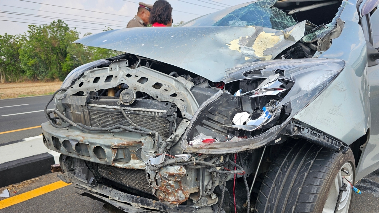 สลดส่งท้ายสงกรานต์ จยย.ซ้อน 4 ตัดหน้ารถเก๋ง ชนสนั่น ดับ 2 สาหัส 2 เจ็บ 1