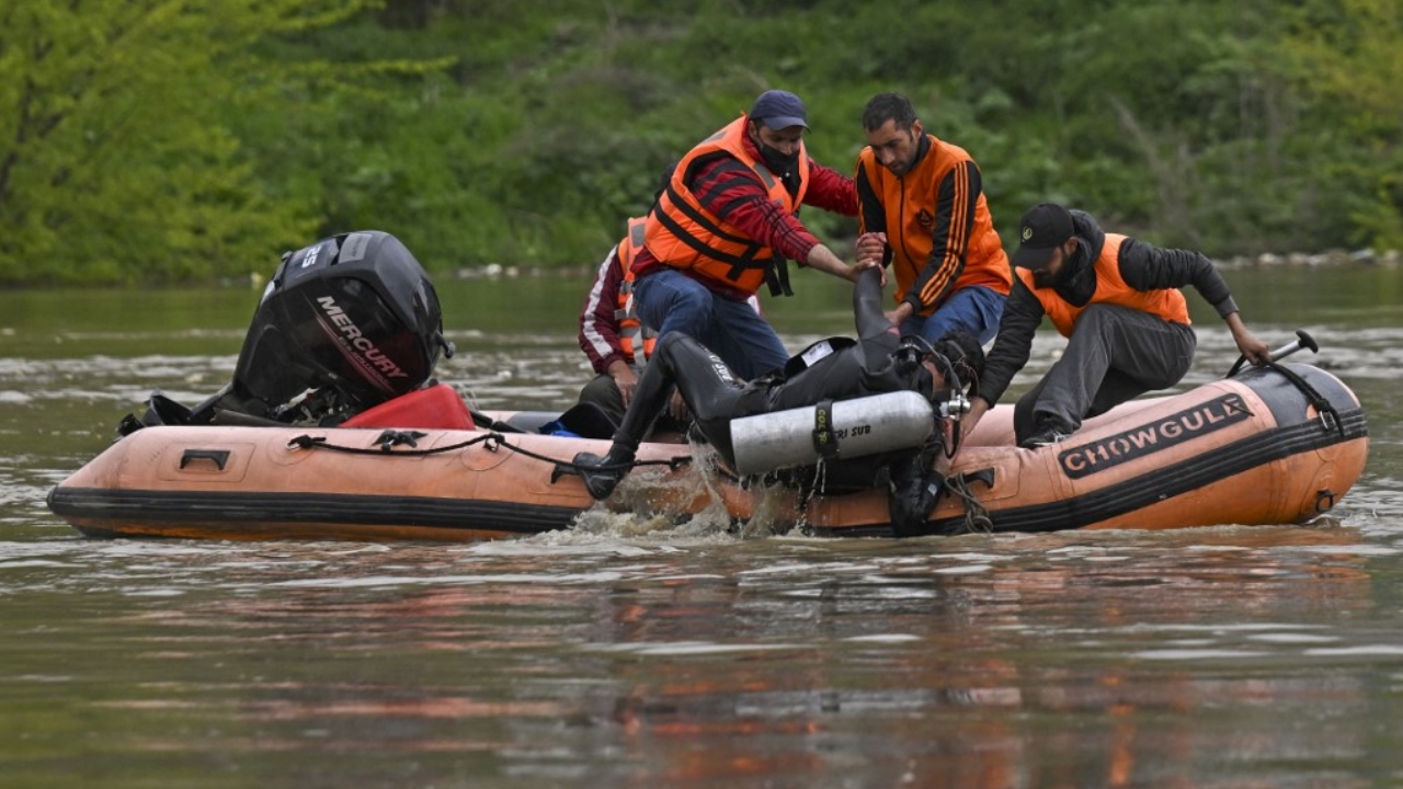 สลดเรือล่มกลางแม่น้ำอินเดีย จมน้ำดับ 6 ศพ รวมไปถึงเด็กนักเรียน