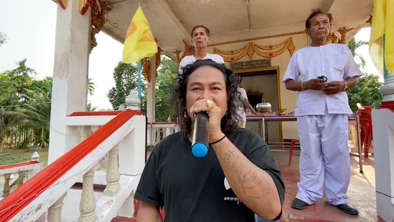 สุดแปลก ประเพณีร้องเพลงให้ผีฟัง พร้อมจุดธูปขอ "เลขเด็ด" รับโชคสงกรานต์