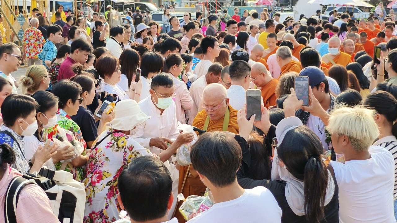 ชาวเชียงใหม่ทำบุญ "วันปี๋ใหม่เมือง" พร้อมเปิดงานใหญ่ สงกรานต์ 2567