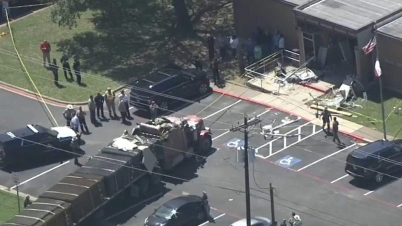 โมโหต่อใบขับขี่ไม่ผ่าน ชายสหรัฐฯ ขโมยรถบรรทุก 18 ล้อพุ่งชนตึกพังยับ ดับ 1 ศพ