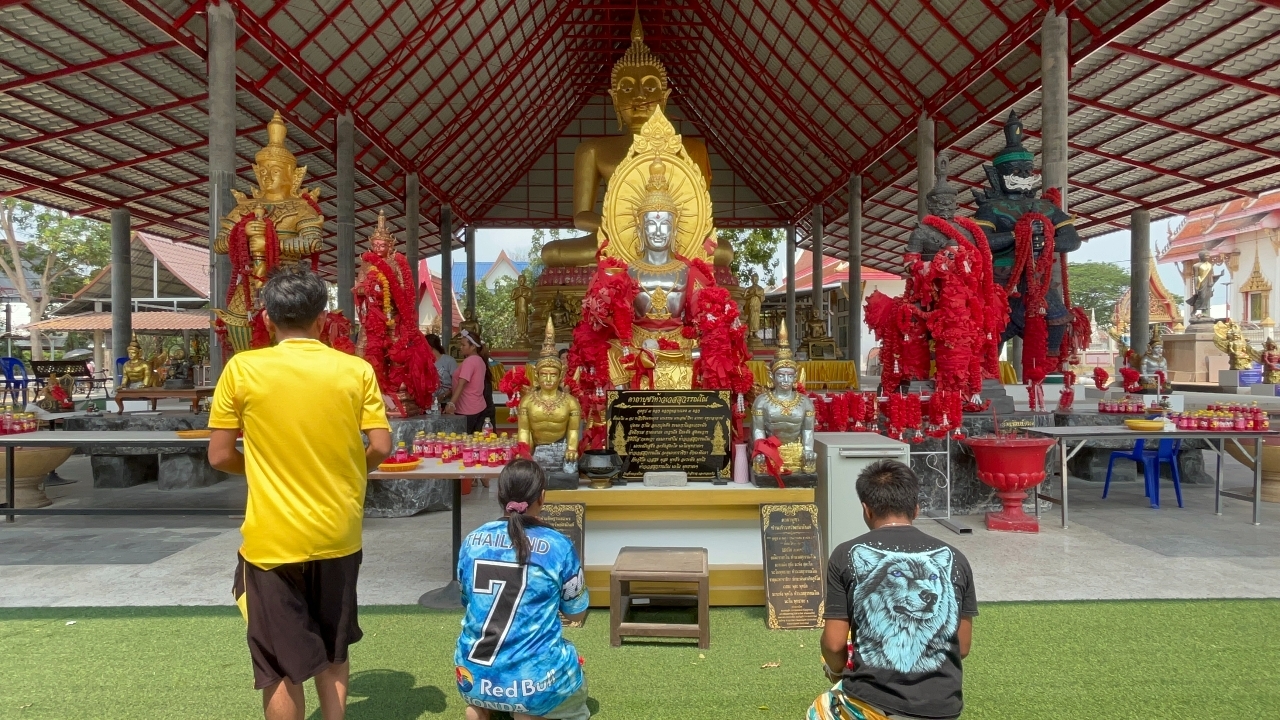 สายมูแห่กราบไหว้ "ท้าวเวสสุวรรณ" เนื่องในวันเสาร์ 5 พร้อมขอ "เลขเด็ดงวดนี้"