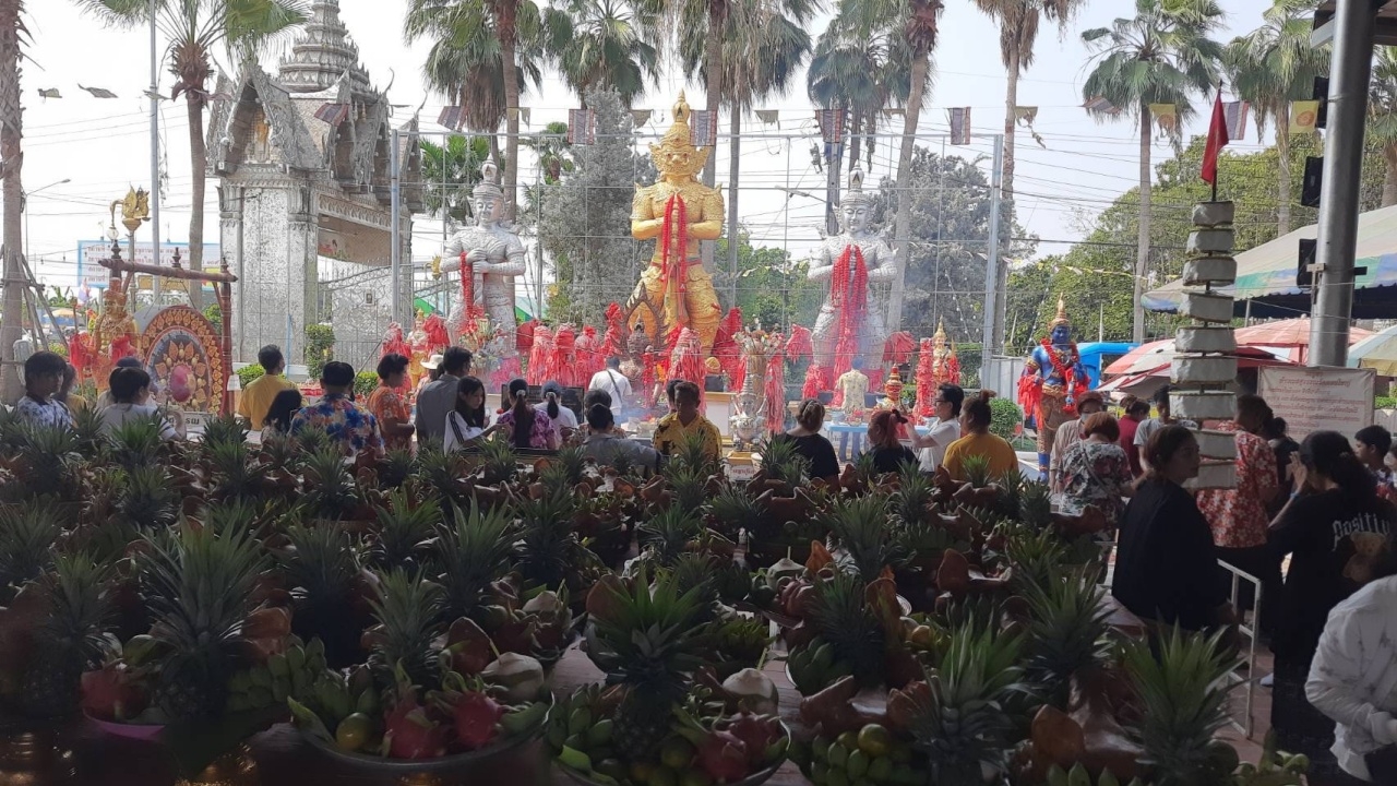 มาร่วมบวงสรวง "ท้าวเวสสุวรรณ" หลังได้โชคกว่า 10 งวด ไม่ลืมขอ "เลขเด็ด" ลุ้นอีก