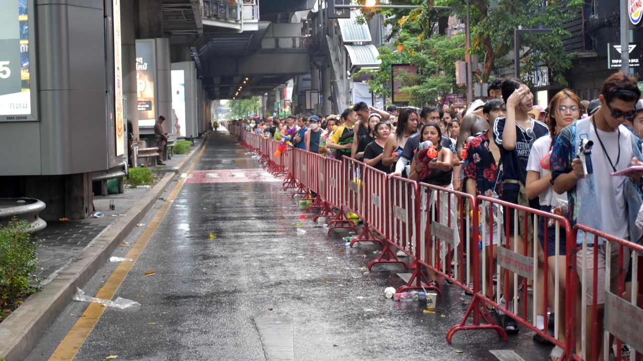 โซเชียลชื่นชม ไอเดียสงกรานต์สีลม-หาดใหญ่ กั้น 1 ช่องทางเป็นเลนฉุกเฉิน