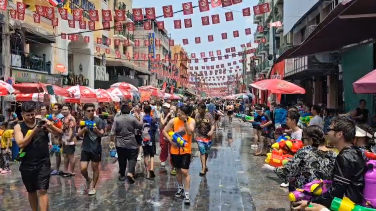 สงกรานต์ถนนข้าวสาร เข้าวันที่ 2 นทท.ยังสาดน้ำกันชุ่มฉ่ำ แจงงดเล่นแป้ง