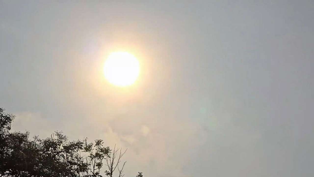 สภาพอากาศวันนี้ ทั่วไทยยังร้อนจัด กับมีฟ้าหลัว และฝนบางพื้นที่