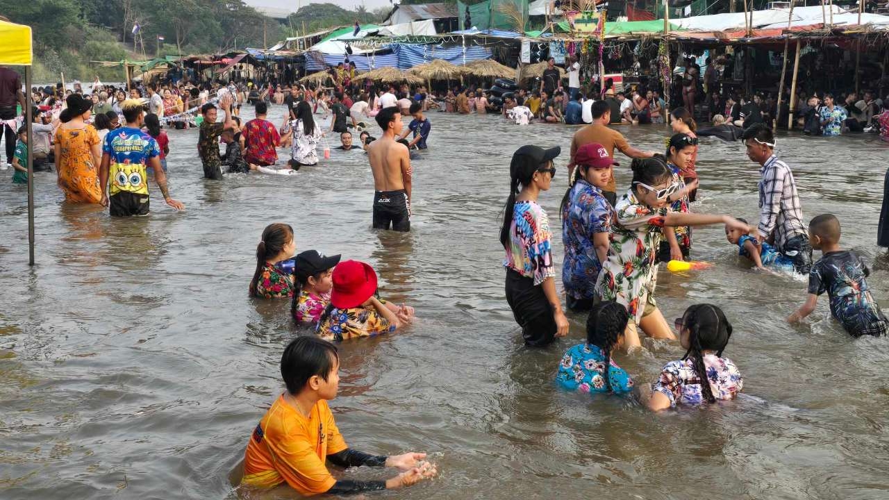 เมียวดีพักรบ ชาวพม่าแห่เล่นน้ำสงกรานต์ 2 แผ่นดิน ริมน้ำเมย ร่วมคนไทย