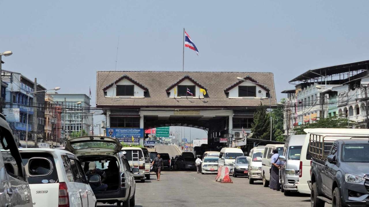 ชาวพม่าแห่ข้ามด่าน เที่ยวสงกรานต์แม่สอดคึกคัก หลังสถานการณ์ผ่อนคลาย