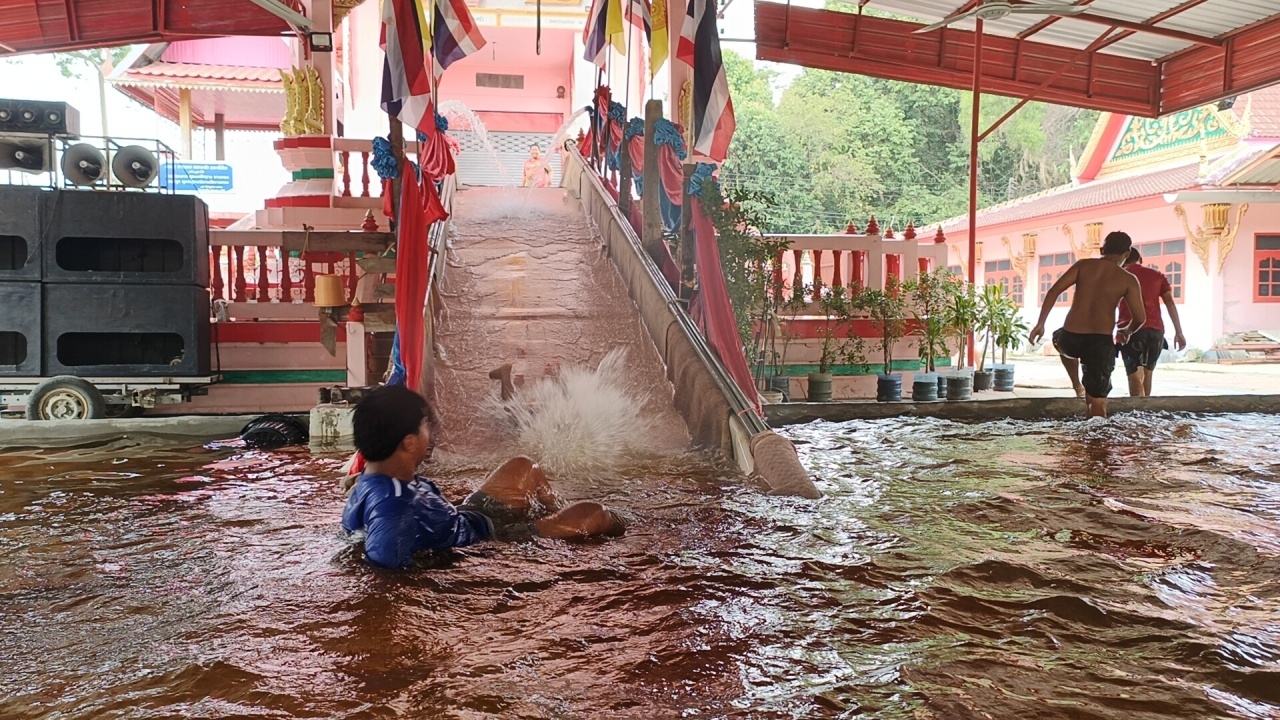ไอเดียบรรเจิด สร้าง "สไลเดอร์" หน้าเมรุเผาศพ ให้เด็กเล่นน้ำวันสงกรานต์