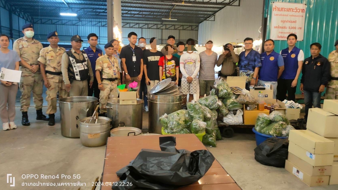 "ไม่เข็ดหลาบ" จับครั้งที่ 4 ร้านดังปากช่อง ขายน้ำท่อม-ยาแก้ไอ ของกลางเพียบ 