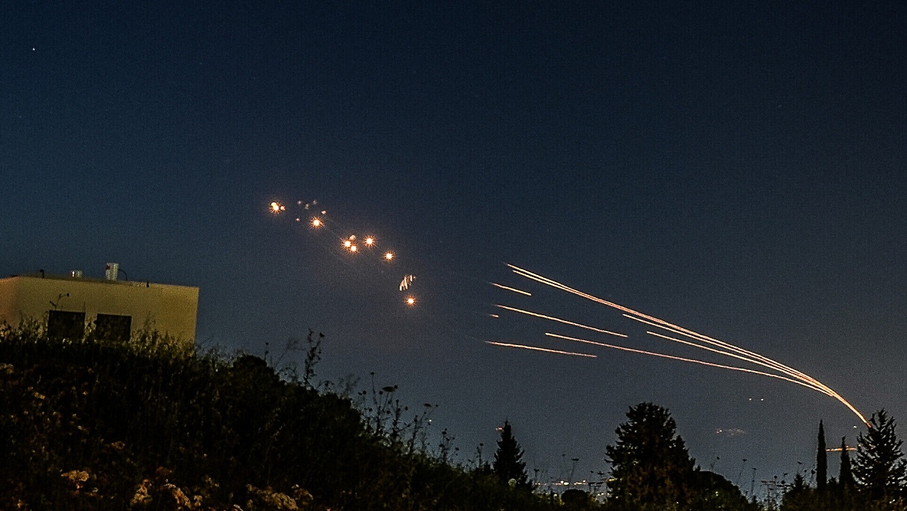 อิหร่านยิงโดรนกว่า 100 ลำ โจมตีตอบโต้อิสราเอล