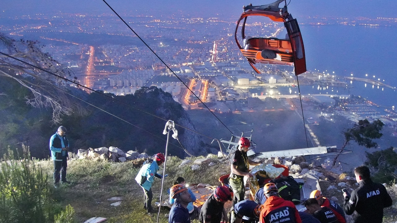 กระเช้าลอยฟ้าตุรกีชนเสา ผู้โดยสารตกลงมาตายสลด 1 ศพ เจ็บ 10 ราย