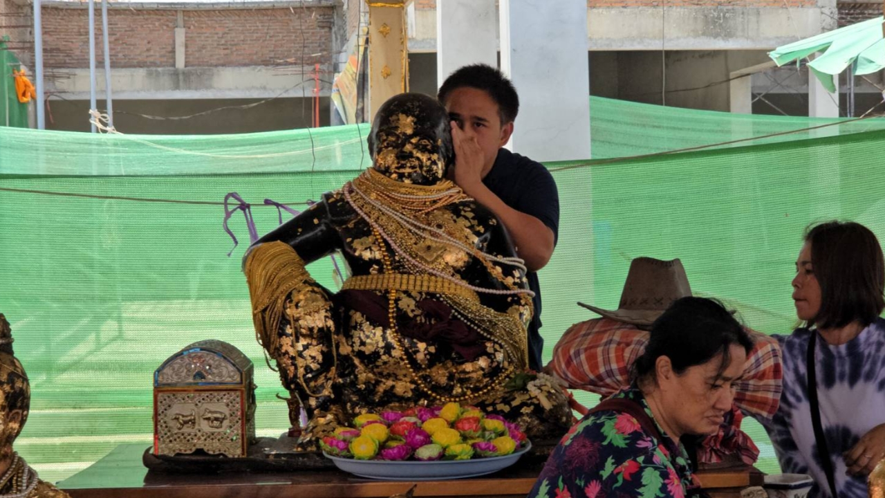 คอหวยแห่ส่อง "เลขเด็ด" พิธีอาบน้ำมนต์รัตนมาลา พร้อมขอพร "พ่อขุนช้าง" วัดไผ่แขก