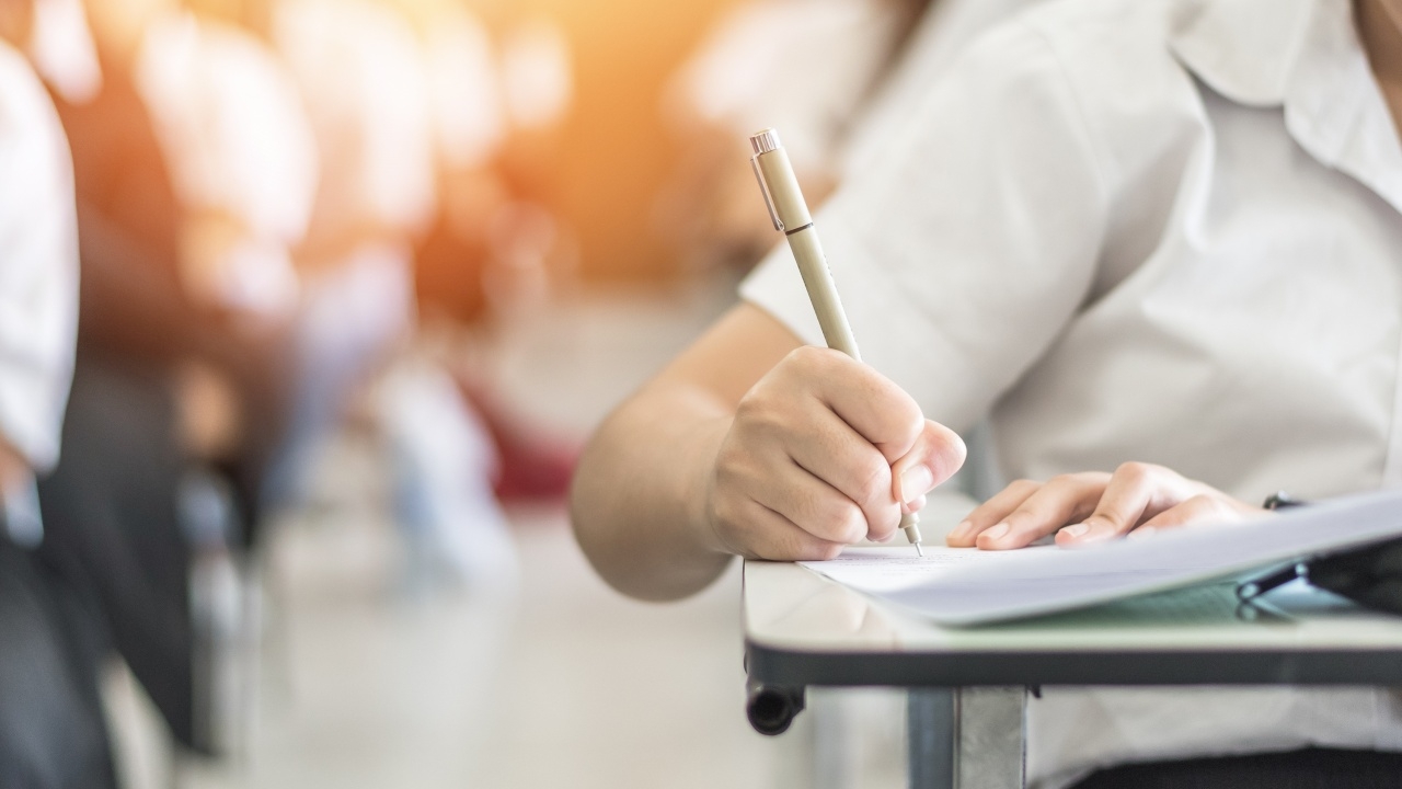 ม.6 ร้องเรียน สส.ก้าวไกล ข้อสอบตรงนิติฯ มธ. รั่วไปสถาบันกวดวิชา